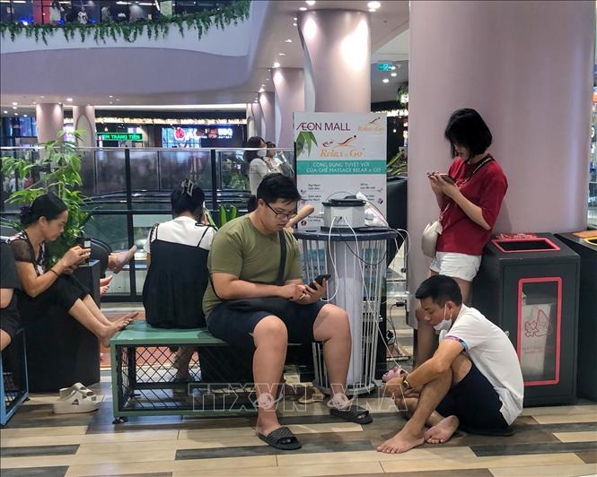 Khu vực nghỉ có phục vụ sạc điện thoại luôn được nhiều người ưa thích. Ảnh: Tuấn Đức - TTXVN