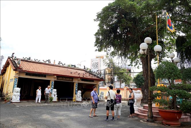 Trong ảnh: Lăng Ông Nam Hải, nơi trưng bày bộ xương đầu cá Ông (cá voi) khổng lồ. Ảnh: Hồng Đạt - TTXVN
