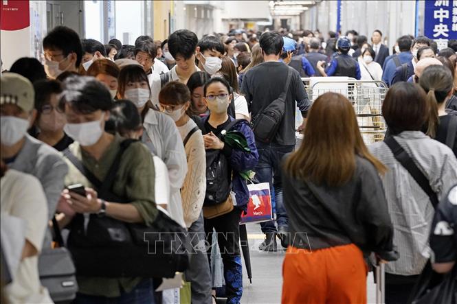 Hành khách chờ đợi tại nhà ga ở Tokyo, Nhật Bản, sau khi dịch vụ tàu cao tốc bị gián đoạn do mưa lớn, ngày 3/6/2023. Ảnh: Kyodo/TTXVN
