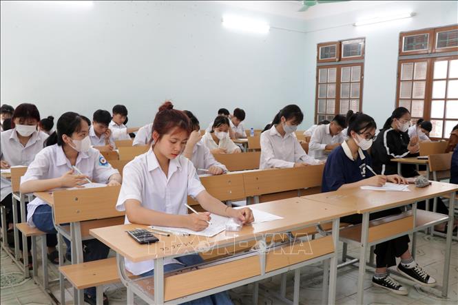 Thí sinh dự thi môn Toán tại điểm thi Trường THPT Tô Hiệu, thành phố Sơn La. Ảnh: Hữu Quyết – TTXVN
