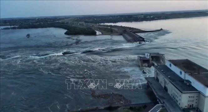 Đập thủy điện Kakhovka ở Nova Kakhovka, gần Kherson,Ukraine bị vỡ, ngày 6/6/2023. Ảnh: AFP/TTXVN