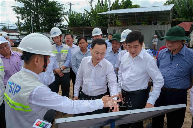 Bí thư Thành ủy Cần Thơ Nguyễn Văn Hiếu (thứ 2 từ trái sang) kiểm tra tiến độ thi công đường dẫn vào phục vụ lễ khởi công Khu công nghiệp VSIP Vĩnh Thạnh. Ảnh: Thanh Liêm - TTXVN