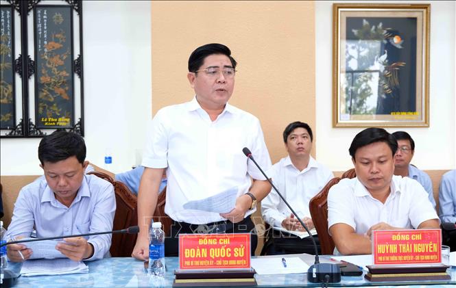 Ông Đoàn Quốc Sử, Chủ tịch UBND huyện Vĩnh Thạnh báo cáo tiến độ bồi thường, giải phóng mặt bằng dự án Khu công nghiệp VSIP Vĩnh Thạnh. Ảnh: Thanh Liêm - TTXVN