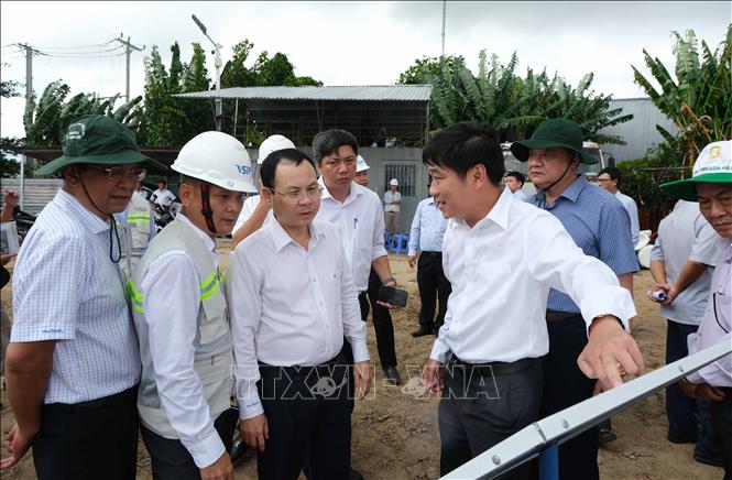 Bí thư Thành ủy Cần Thơ Nguyễn Văn Hiếu (thứ 3 từ trái sang) kiểm tra tiến độ thi công đường dẫn vào phục vụ lễ khởi công Khu công nghiệp VSIP Vĩnh Thạnh. Ảnh: Thanh Liêm - TTXVN