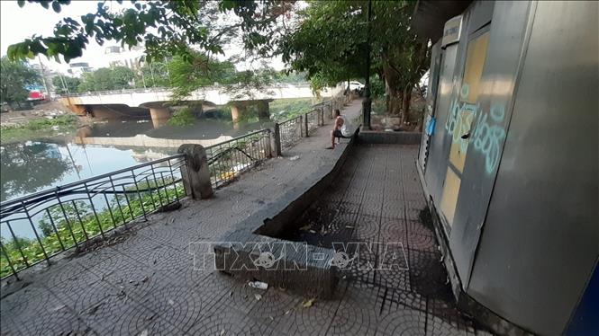 Trong ảnh: Nhà vệ sinh công cộng cạnh Cầu Trắng, quận Hà Đông luôn trong tình trạng đóng cửa. Ảnh: Thùy Duyên-TTXVN