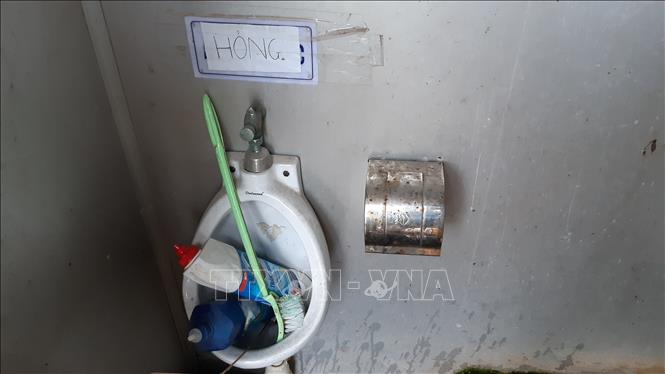 Trong ảnh: Thiết bị trong nhà vệ sinh công cộng bị hỏng, chưa được thay thế, sửa chữa kịp thời. Ảnh: Thùy Duyên-TTXVN