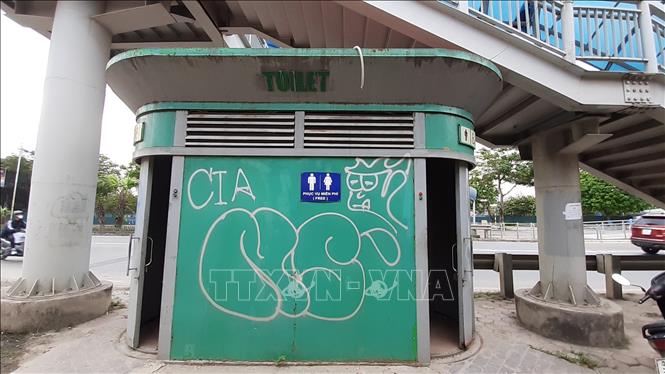 Trong ảnh: Nhà vệ sinh công cộng ở Hà Nội bị vẽ bậy. Ảnh: Thùy Duyên-TTXVN