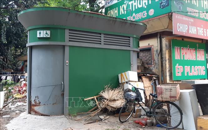 Trong ảnh: Nhà vệ sinh trên đường Nguyễn Thanh Bình, quận Hà Đông (Hà Nội) luôn trong tình trạng khóa cửa, bị chiếm dụng. Ảnh: Thùy Duyên-TTXVN