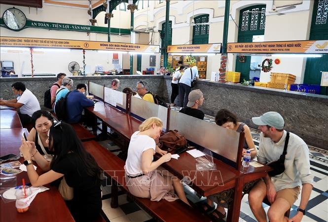 The Ho Chi Minh City Central Post Office offers all kinds of traditional postal services such as mailing, selling postcards, and selling stamps, whilst foreign money exchange is also available. VNA Photo: Hồng Đạt