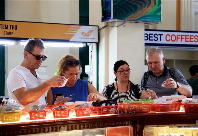 The Ho Chi Minh City Central Post Office offers all kinds of traditional postal services such as mailing, selling postcards, and selling stamps, whilst foreign money exchange is also available. VNA Photo: Hồng Đạt