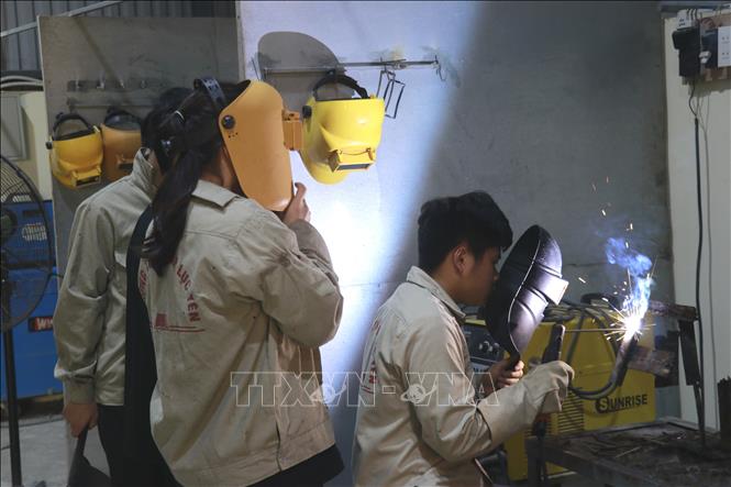 Học sinh học nghề hàn tại Trường Trung cấp nghề Lục Yên, tỉnh Yên Bái. Ảnh: Việt Dũng - TTXVN
