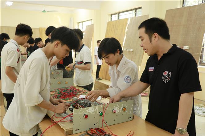 Học sinh lớp Điện công nghiệp, Trường Trung cấp Nghề Lục Yên trong giờ học thực hành. Ảnh: Việt Dũng - TTXVN
