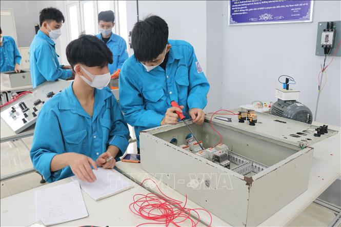 Một giờ học sửa chữa hệ thống điện tại Trường Cao đẳng nghề Yên Bái. Ảnh: Việt Dũng - TTXVN
