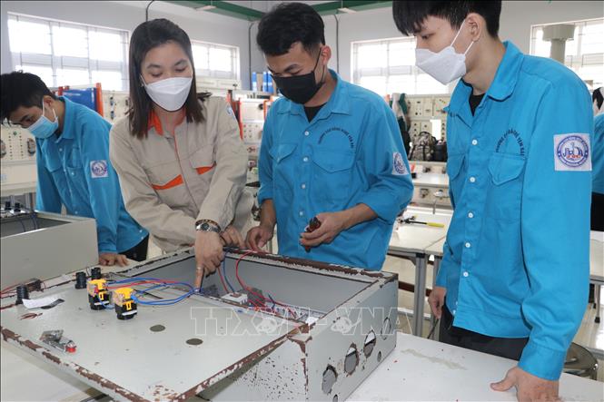 Một giờ học sửa chữa hệ thống điện tại Trường Cao đẳng nghề Yên Bái. Ảnh: Việt Dũng - TTXVN
