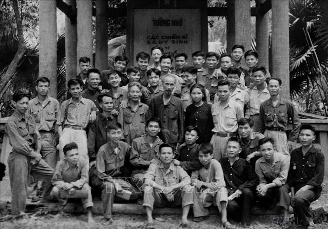 Chủ tịch Hồ Chí Minh với đại biểu dự Đại hội Chiến sĩ thi đua và Cán bộ gương mẫu toàn quốc tại Việt Bắc (1 - 6/5/1952). Ảnh: TTXVN
