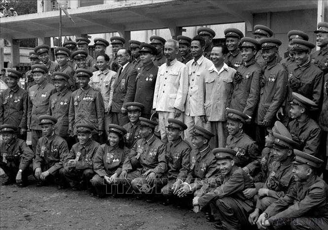 Chủ tịch Hồ Chí Minh và lãnh đạo Đảng, Nhà nước với 43 Anh hùng Lực lượng vũ trang nhân dân tham dự Đại hội Anh hùng, Chiến sĩ thi đua toàn quân lần thứ 3 (Hà Nội, ngày 7/5/1956). Ảnh: TTXVN
