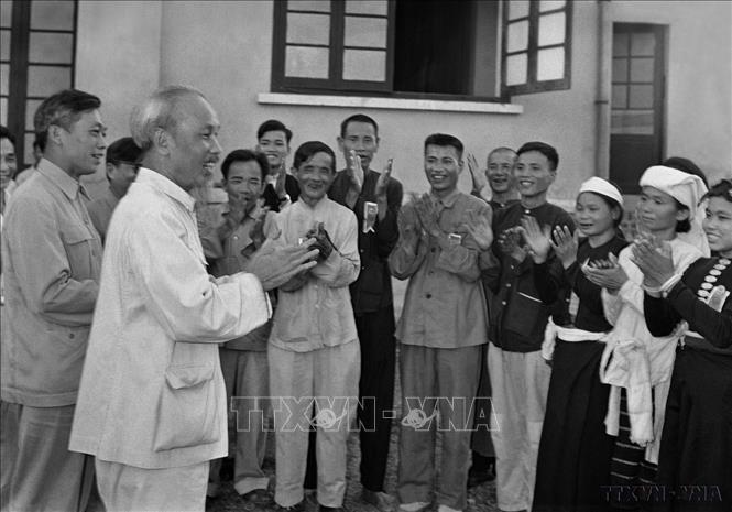 Chủ tịch Hồ Chí Minh gặp gỡ đại biểu dự Đại hội liên hoan Anh hùng, Chiến sĩ thi đua ngành Nông nghiệp và Đổi công toàn quốc (Hà Nội, 23/5/1957). Ảnh: TTXVN

