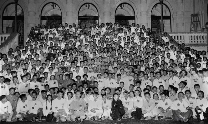 Chủ tịch Hồ Chí Minh với đại biểu dự Đại hội liên hoan Anh hùng, Chiến sĩ thi đua Công-Nông-Binh toàn quốc lần thứ II (Hà Nội, 7/7/1958). Ảnh: TTXVN
