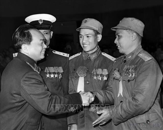 Đại tướng Võ Nguyên Giáp gặp gỡ các Anh hùng thuộc lực lượng không quân, hải quân và tên lửa phòng không, tại Đại hội Anh hùng, Chiến sĩ thi đua toàn quốc lần thứ IV (1966). Ảnh: TTXVN
