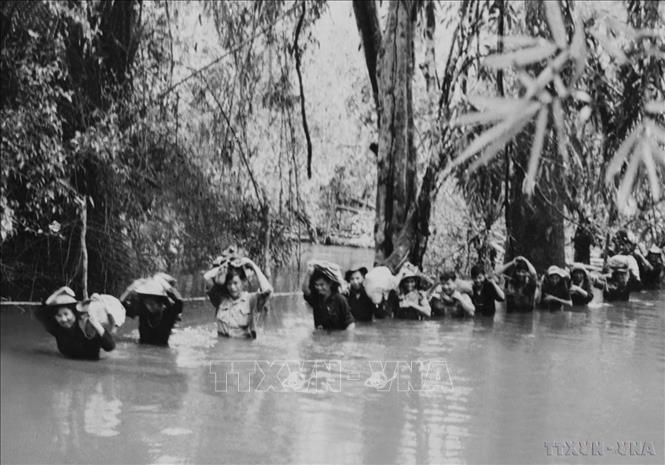  Đoàn đại biểu các lực lượng vũ trang nhân dân giải phóng miền Đông Nam Bộ trên đường đi dự Đại hội Anh hùng, Chiến sĩ thi đua, Dũng sĩ các lực lượng vũ trang nhân dân miền Nam lần thứ hai (tháng 9/1967). Ảnh: Lê Ánh Sơn – TTXVN
