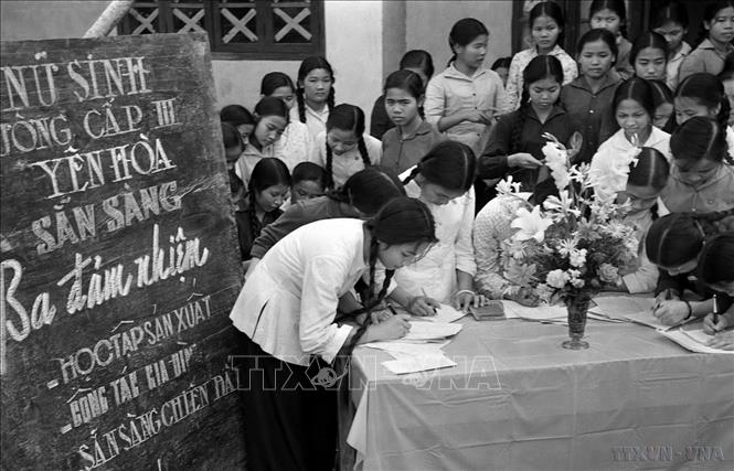 Phong trào Phụ nữ “Ba đảm đang” do Chủ tịch Hồ Chí Minh đặt tên và Hội Liên hiệp phụ nữ Việt Nam phát động tạo nên một khí thế mạnh mẽ trong phong trào thi đua sản xuất, tham gia phục vụ chiến đấu và sẵn sàng chiến đấu, góp phần quan trọng vào công cuộc xây dựng CNXH ở miền Bắc, giải phóng miền Nam. Ảnh: Thanh Tụng – TTXVN
