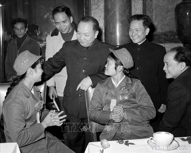 Chủ tịch Ủy ban Thường vụ Quốc hội Trường Chinh, Phó Thủ tướng Lê Thanh Nghị, Chủ tịch Tổng Công đoàn Việt Nam Hoàng Quốc Việt với các nữ Anh hùng dân quân Trần Thị Lý và Ngô Thị Tuyển, tại Đại hội Anh hùng, Chiến sĩ thi đua lần thứ IV (1966). Ảnh: TTXVN
