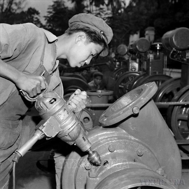 Công nhân Nhà máy Cơ khí Duyên Hải (Hải Phòng), lá cờ đầu của ngành công nghiệp gấp rút hoàn thành kế hoạch sản xuất bổ sung máy bơm nước để cung cấp cho các hợp tác xã kịp làm vụ Đông Xuân 1961 - 1962. Ảnh: Vũ Tín – TTXVN
