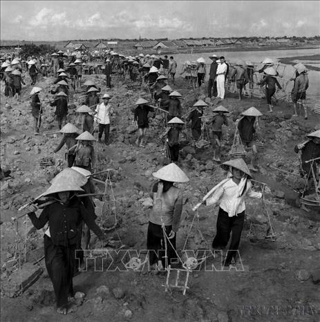 Công trường Đại thủy nông Bắc–Hưng–Hải, công trình thủy lợi lớn nhất miền Bắc những  năm 60 của thế kỷ 20, với chiều dài hệ thống kênh chính lên đến trên 200km, là một trong những ngọn cờ thi đua xây dựng CNXH ở miền Bắc. Ảnh: Hữu Ngôi – TTXVN
