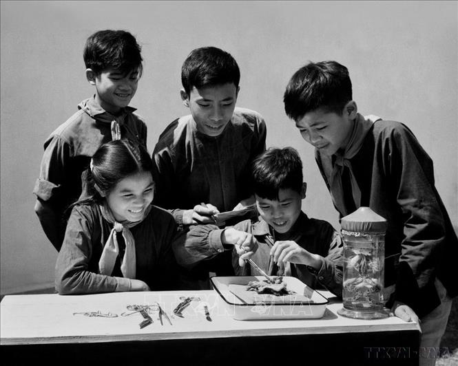 Từ cuối năm 1960, Trường Phổ thông cấp II Bắc Lý (Hà Nam) là lá cờ đầu của ngành Giáo dục trong thực hiện phương châm “Học phải đi đôi với hành, lý luận gắn với thực tiễn, nhà trường gắn liền với xã hội”. Phong trào “Tiếng trống Bắc Lý” đã nhanh chóng trở thành một trong các phong trào thi đua tiêu biểu của ngành giáo dục giai đoạn bấy giờ. Ảnh: TTXVN
