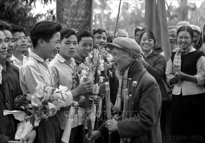 Phong trào “Chiếc gậy Trường Sơn” được phát động rộng khắp ở miền Bắc, góp phần động viên và tạo thêm sức mạnh cho lớp lớp thanh niên vượt Trường Sơn vào miền Nam đánh Mỹ. Ảnh: TTXVN
