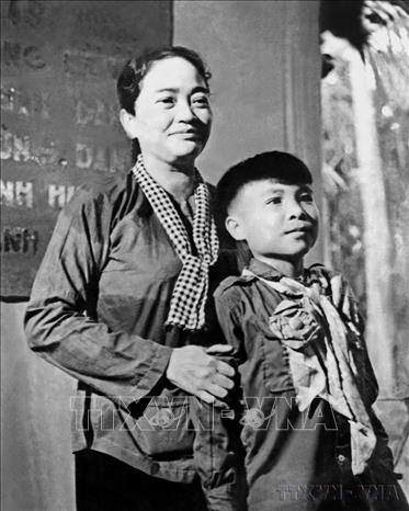 Bà Nguyễn Thị Định, Phó Tư lệnh Quân Giải phóng miền Nam Việt Nam và em Hồ Văn Mến, dũng sĩ diệt Mỹ nhỏ tuổi nhất, tại Đại hội Anh hùng, Chiến sĩ thi đua, 
Dũng sĩ các LLVTND miền Nam Việt Nam lần thứ hai (9/1967). Ảnh: Phước Mai – TTXVN
