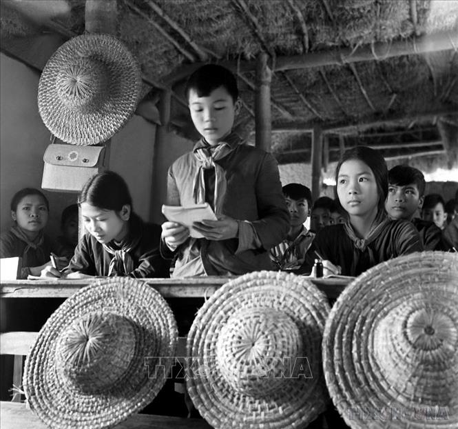 Trong bom đạn, giáo viên và học sinh các trường ở miền Bắc vẫn đảm bảo chương trình giáo dục, nỗ lực thi đua “dạy tốt, học tốt”. Trong ảnh: Một tiết học ở Trường phổ thông cấp I-II huyện An Hải (Hải Phòng). Ảnh: Bảo Hanh – TTXVN
