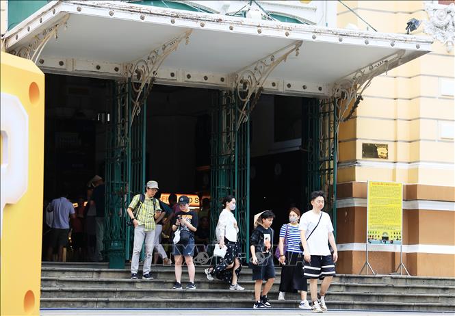 Trong ảnh: Cửa chớp màu xanh lá cây là một điểm nhấn đặc trưng của Bưu điện Trung tâm Thành phố Hồ Chí Minh. Ảnh: Hồng Đạt - TTXVN
