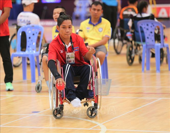 Một VĐV Boccia người khuyết tật Campuchia thực hiện pha tung bóng. Ảnh: Hoàng Minh - PV TTXVN tại Campuchia