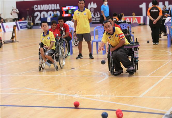 Các VĐV người khuyết tật Thái Lan thi đấu môn Boccia. Ảnh: Hoàng Minh - PV TTXVN tại Campuchia