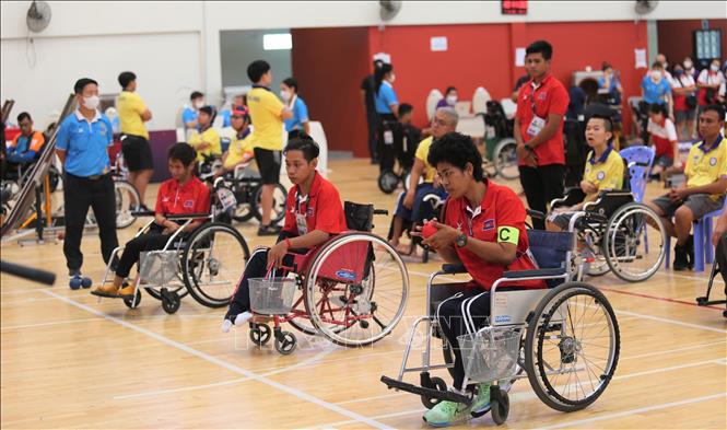 Các VĐV người khuyết tật Campuchia thi đấu môn Boccia. Ảnh: Hoàng Minh - PV TTXVN tại Campuchia