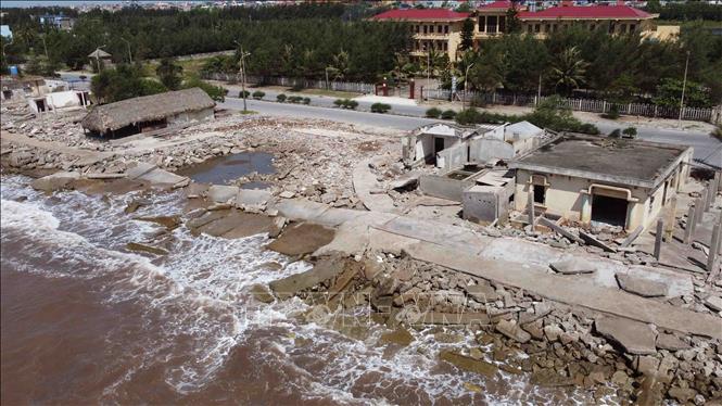 Đoạn đê biển dài khoảng 2km thuộc thị trấn Thịnh Long, huyện Hải Hậu bị sóng làm biến dạng hoàn toàn nhìn từ trên cao. Ảnh: Vũ Sinh - TTXVN