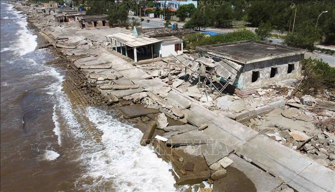 Đoạn đê biển dài khoảng 2km thuộc thị trấn Thịnh Long, huyện Hải Hậu bị sóng làm biến dạng hoàn toàn nhìn từ trên cao. Ảnh: Vũ Sinh - TTXVN