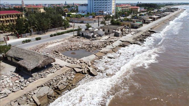 Đoạn đê biển dài khoảng 2km thuộc thị trấn Thịnh Long, huyện Hải Hậu bị sóng làm biến dạng hoàn toàn nhìn từ trên cao. Ảnh: Vũ Sinh - TTXVN