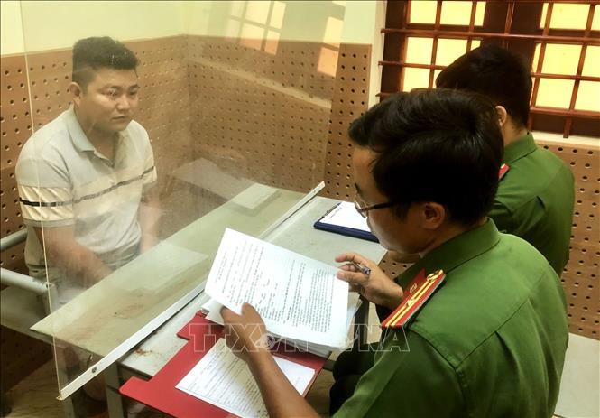 Đối tượng Bùi Văn Sơn tại cơ quan điều tra. Ảnh: TTXVN phát