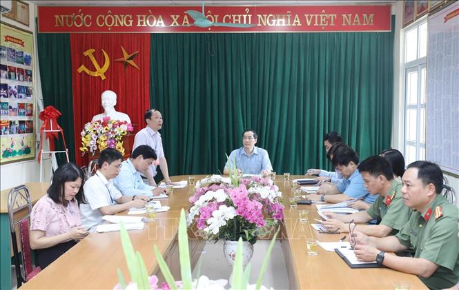 Đoàn công tác của UBND tỉnh Lạng Sơn kiểm tra công tác chuẩn bị Kỳ thi tuyển sinh lớp 10 tại Trường THPT chuyên Chu Văn An, thành phố Lạng Sơn. Ảnh: Anh Tuấn – TTXVN
