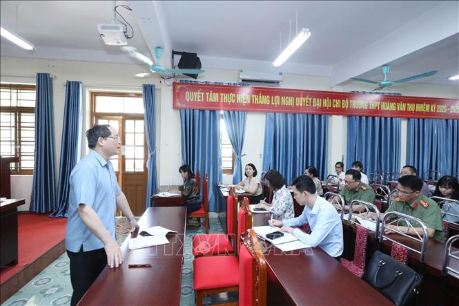 Phó Chủ tịch Thường trực UBND tỉnh Lạng Sơn Dương Xuân Huyên trao đổi với các cán bộ làm công tác coi thi tại điểm thi Trường THPT Hoàng Văn Thụ, thành phố Lạng Sơn. Ảnh: Anh Tuấn – TTXVN
