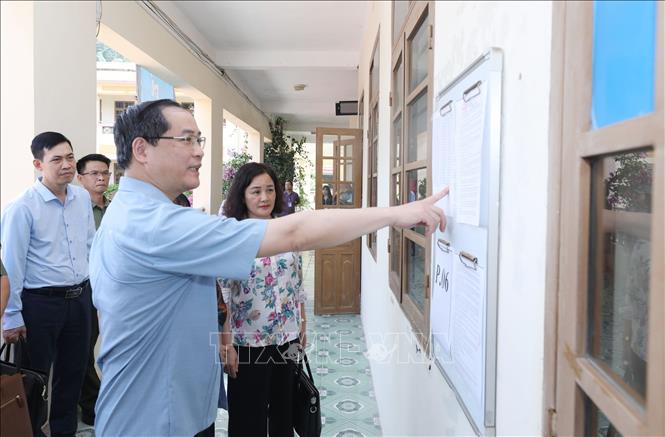 Đoàn công tác của UBND tỉnh Lạng Sơn kiểm tra công tác thông tin của thí sinh trước cửa các phòng thi tại Trường THPT Hoàng Văn Thụ, thành phố Lạng Sơn. Ảnh: Anh Tuấn – TTXVN