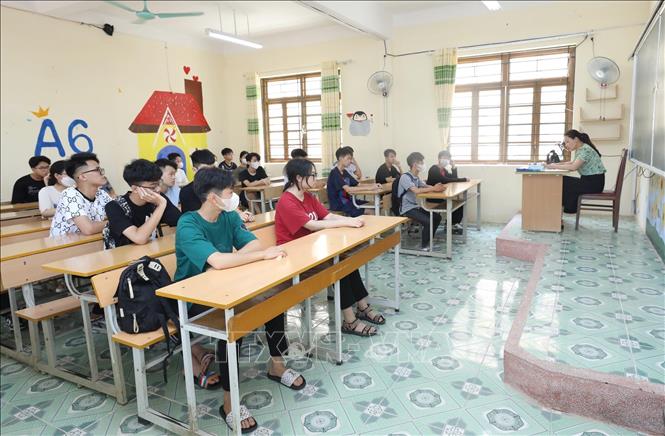 Các thí sinh thi vào Trường THPT Hoàng Văn Thụ, thành phố Lạng Sơn nghe phổ biến quy chế thi chiều 7/6. Ảnh: Anh Tuấn – TTXVN