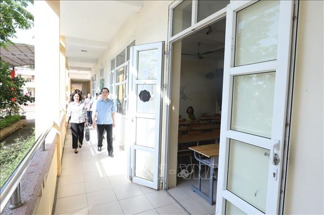 Phó Chủ tịch Thường trực UBND tỉnh Lạng Sơn Dương Xuân Huyên kiểm tra công tác chuẩn bị phòng thi tại Trường THPT chuyên Chu Văn An, thành phố Lạng Sơn. Ảnh: Anh Tuấn – TTXVN