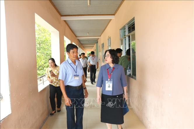 Đoàn công tác của Bộ Giáo dục và Đào tạo kiểm tra công tác chuẩn bị Kỳ thi tốt nghiệp tại trường THPT Phan Bội Châu, thành phố Phan Thiết. Ảnh: Nguyễn Thanh - TTXVN