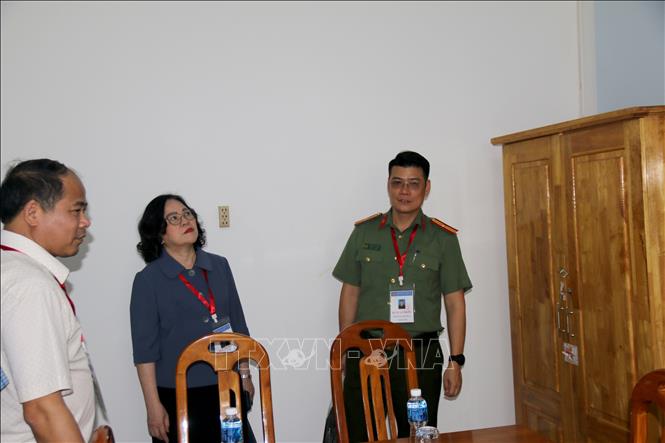 Đoàn công tác của Bộ Giáo dục và Đào tạo kiểm tra cơ sở vật chất chuẩn bị Kỳ thi tốt nghiệp tại trường THPT Phan Bội Châu, thành phố Phan Thiết. Ảnh: Nguyễn Thanh - TTXVN