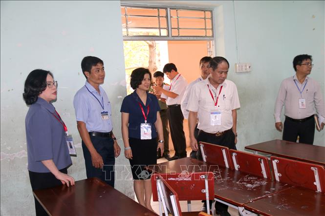 Đoàn công tác của Bộ Giáo dục và Đào tạo kiểm tra cơ sở vật chất chuẩn bị Kỳ thi tốt nghiệp tại trường THPT Phan Bội Châu, thành phố Phan Thiết. Ảnh: Nguyễn Thanh - TTXVN
