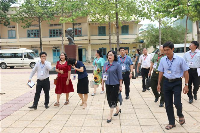 Đoàn công tác của Bộ Giáo dục và Đào tạo kiểm tra công tác chuẩn bị Kỳ thi tốt nghiệp tại trường THPT Phan Bội Châu, thành phố Phan Thiết.
Nguyễn Thanh - TTXVN