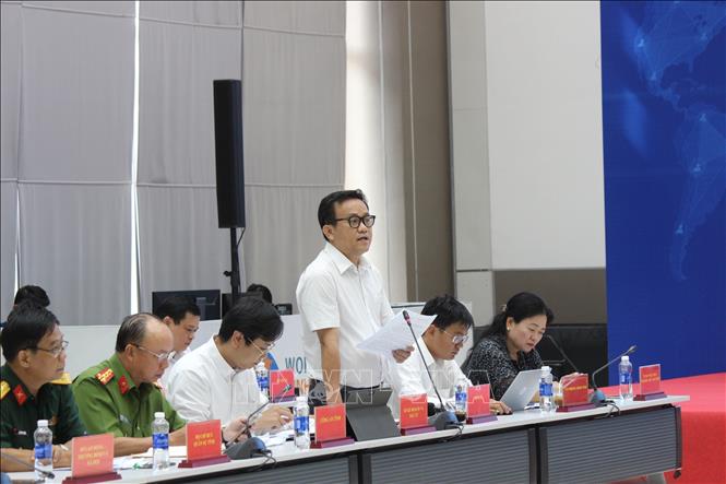 Bác sỹ Huỳnh Minh Chín, Phó Giám đốc Sở Y tế trả lời về tình hình dịch bệnh COVID-19 trên địa bàn tỉnh Bình Dương. Ảnh: Chí Tưởng -TTXVN
